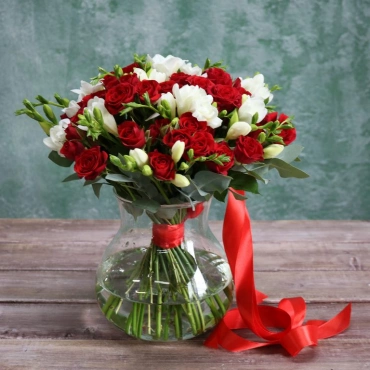 Букет невесты из красных роз и фрезии