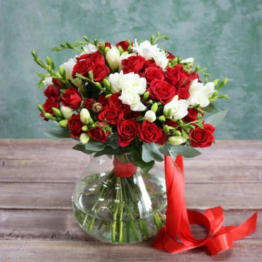 Букет невесты из красных роз и фрезии