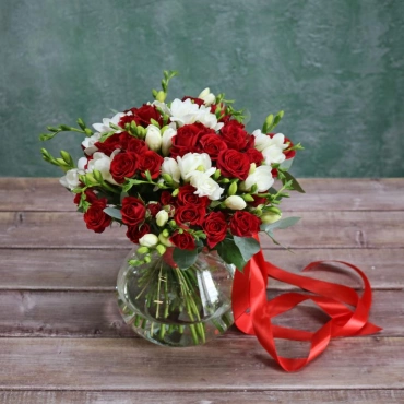 Букет невесты из красных роз и фрезии