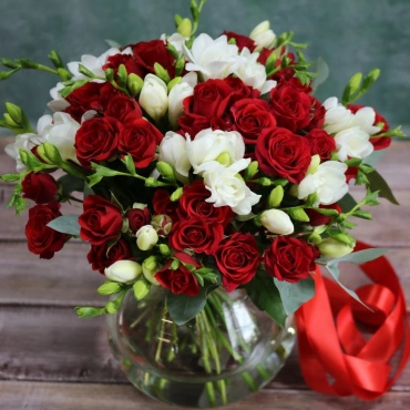 Букет невесты из красных роз и фрезии