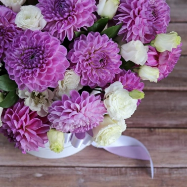 Георгины и эустома в коробке