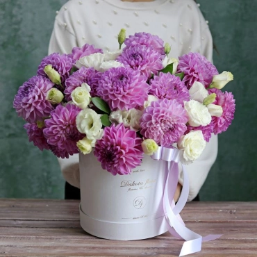 Георгины и эустома в коробке