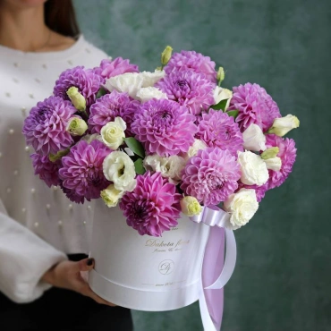 Георгины и эустома в коробке