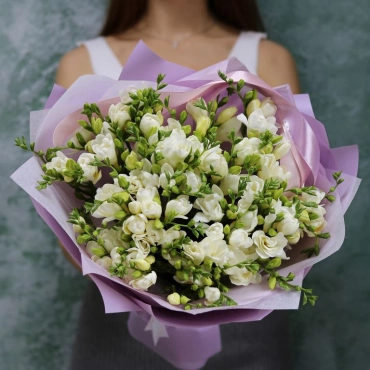 Букет из белой Фрезии