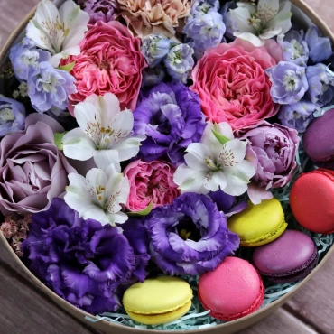 Цветы с пирожными в коробке