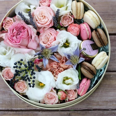 Цветы с пирожным и мёдом в коробке