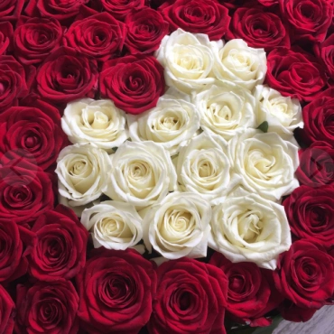 Большое сердце из роз с надписью "Мама"