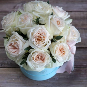 Пионовидные розы Вайт Охара в коробочке