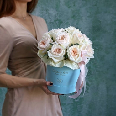 Пионовидные розы Вайт Охара в коробочке