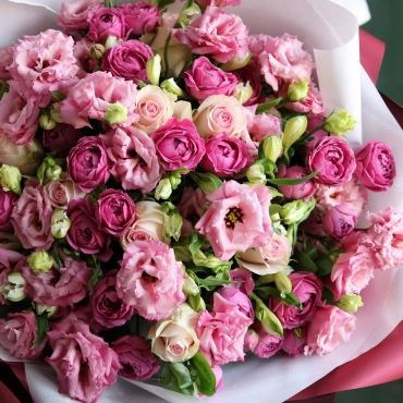 Букет из пионовидной розы, эустомы и альстромерии