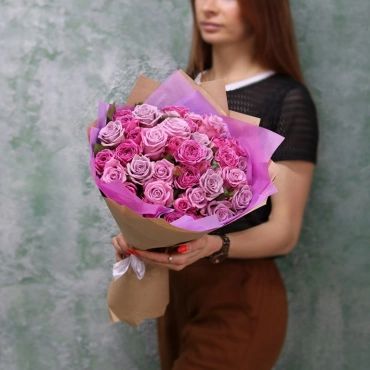 Мисти Баблс и розы в букете