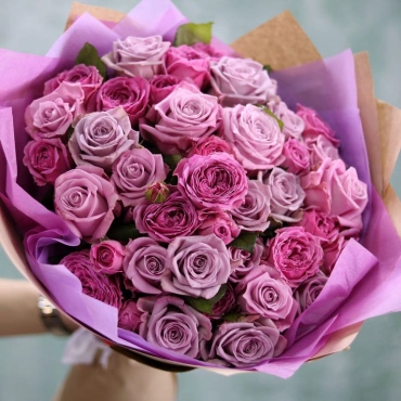 Мисти Баблс и розы в букете