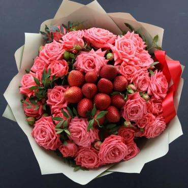 Букет из кустовых роз и клубники