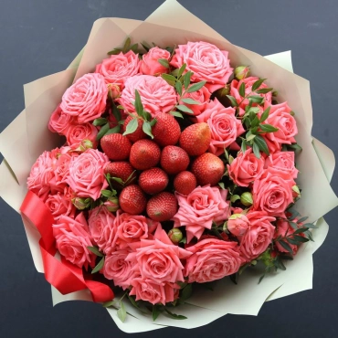 Букет из кустовых роз и клубники