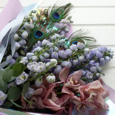 Дельфиниум и орхидея букет