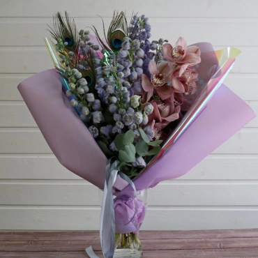 Дельфиниум и орхидея букет