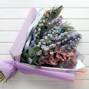 Дельфиниум и орхидея букет