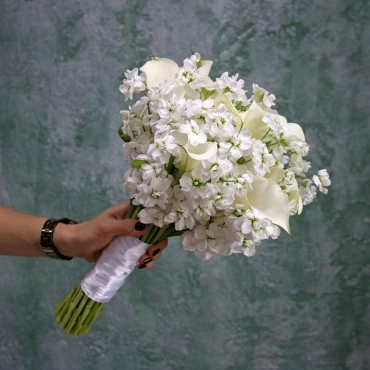 Калла и маттиола в букете