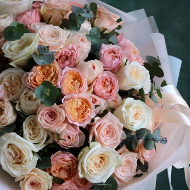 Большой букет из пионовидных роз