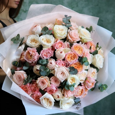 Большой букет из пионовидных роз