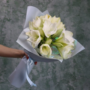 Белые амариллисы в букете