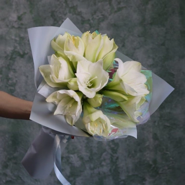 Белые амариллисы в букете