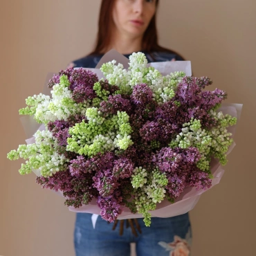 Большой букет из белой и сиреневой сирени