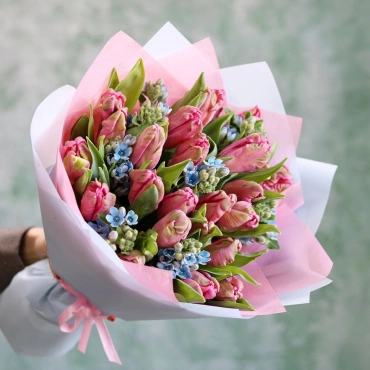 Тюльпаны и оксипеталум в букете