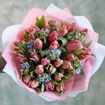 Тюльпаны и оксипеталум в букете