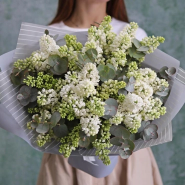 Белая сирень с эвкалиптом букет