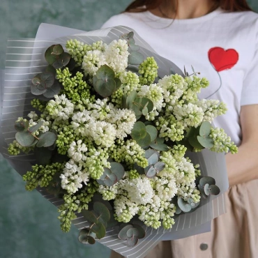 Белая сирень с эвкалиптом букет