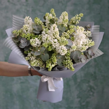 Белая сирень с эвкалиптом букет