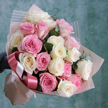 Белые и розовые пионовидные розы