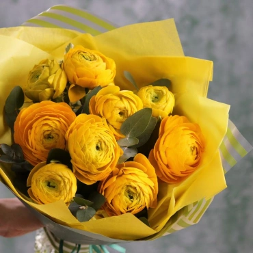 Желтые ранункулюсы с эвкалиптом