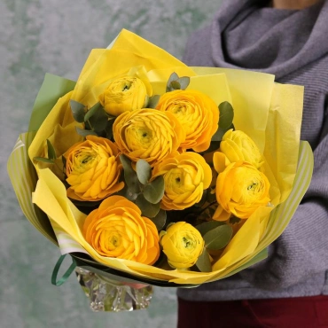 Желтые ранункулюсы с эвкалиптом