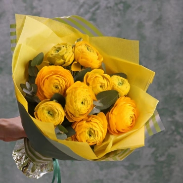 Желтые ранункулюсы с эвкалиптом