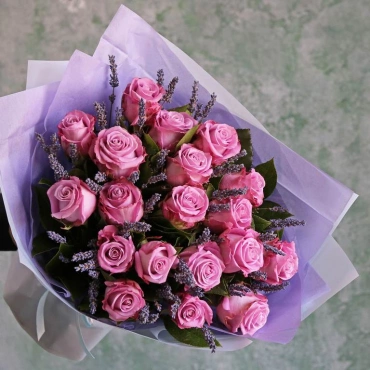 Букет из фиолетовых роз с лавандой