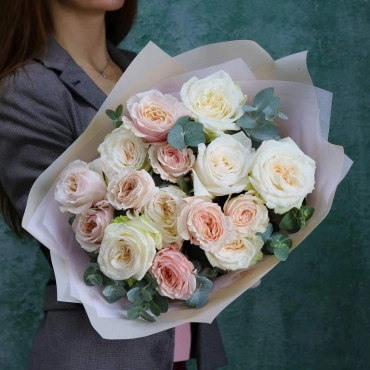 Пионовидные розы Вайт Охара и Кейра в букете