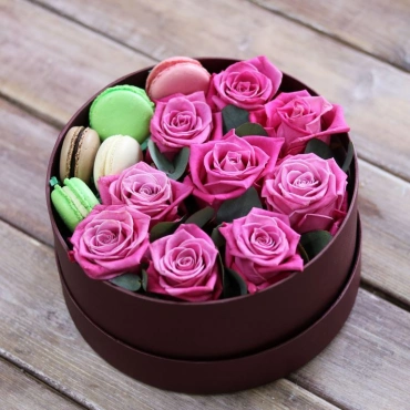 Розы с пирожными в коробочке