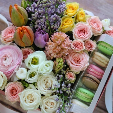 Цветы и пирожные в коробочке "04"